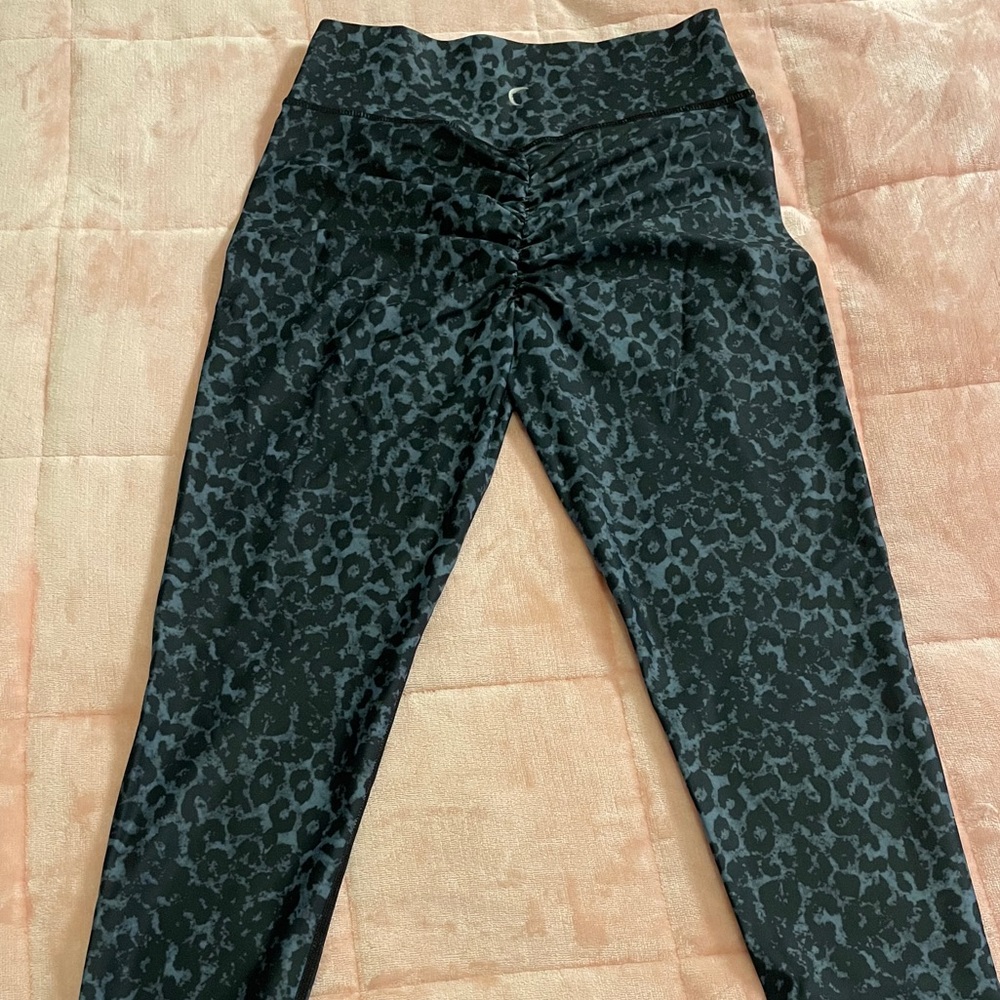 Stone Leopard Scrunchy athletic crops